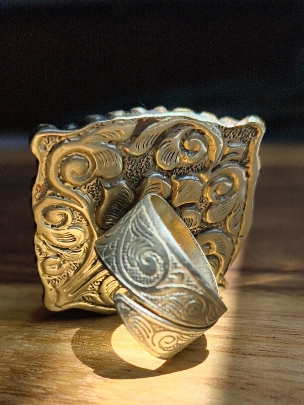 Gorgeous Iridescent Mother-of-Pearl Shell Rose Ring In Tibetan Silver Setting - Picture 3 of 11